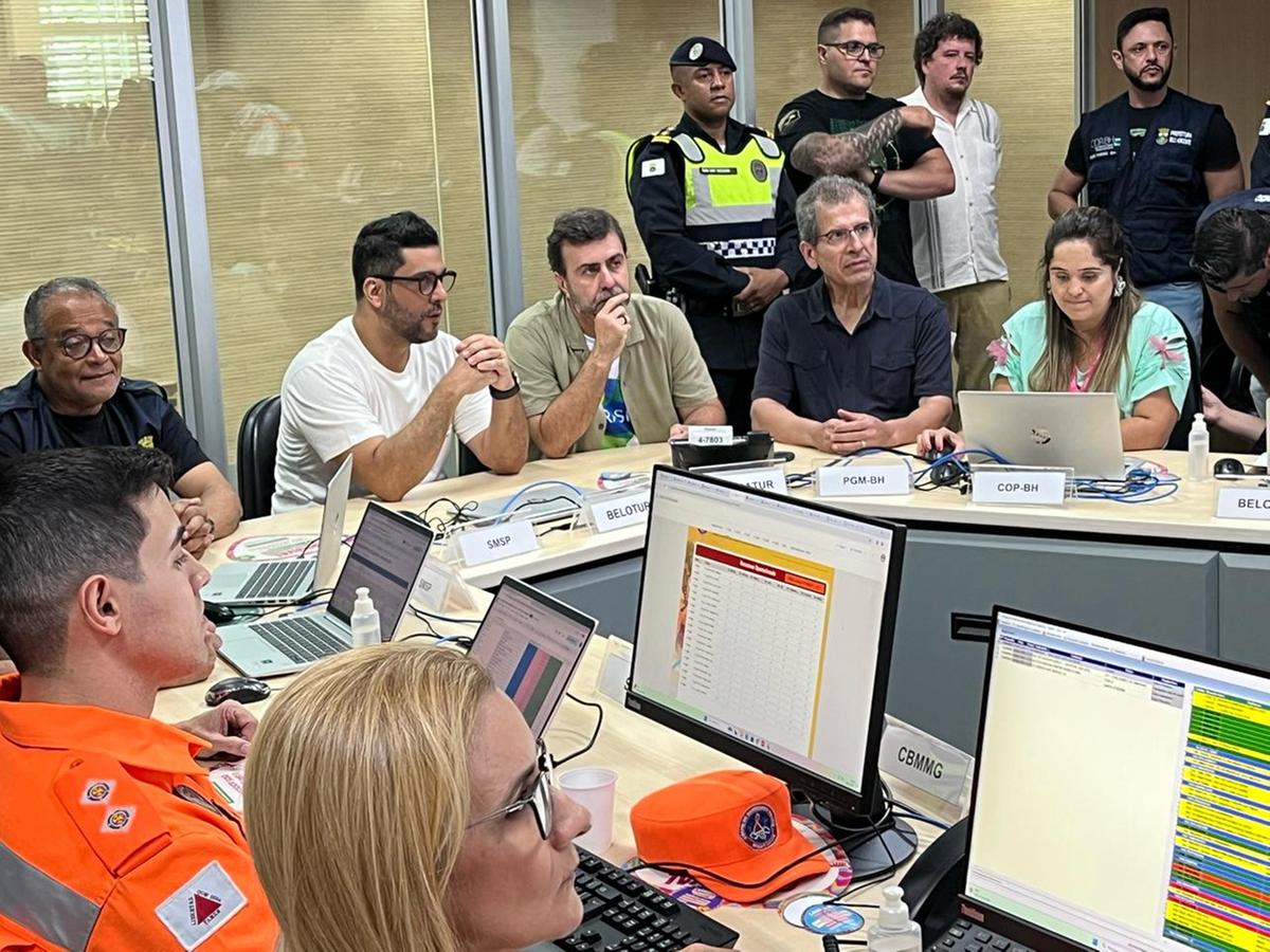 Presidente da Belotur, Gilberto Castro, detalha para Marcelo Freixo o planejamento, estrutura e as ações do COP-BH para o Carnaval. (Raquel Gontijo / Hoje em Dia)