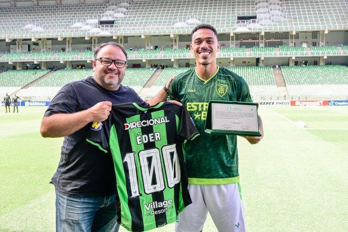 Éder recebe homenagem pelos 100 jogos pelo América (Mourão Panda / América)