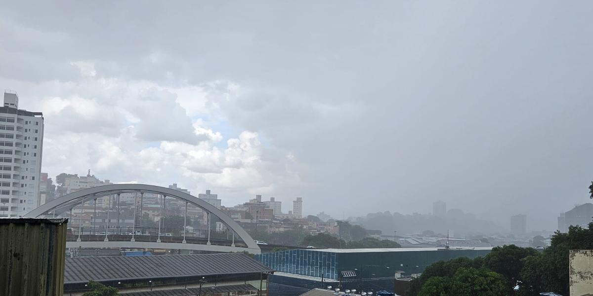 No centro e na região Oeste de BH, o céu ficou parcialmente encoberto durante a tempestade (redes sociais)