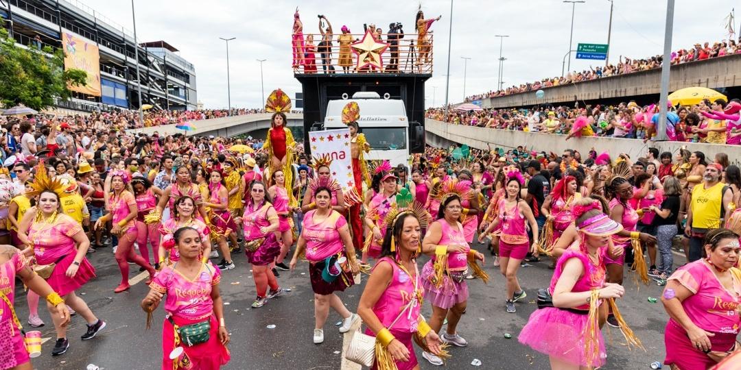 Para 2025, expectativa é que a folia atraia cerca de 6 milhões de visitantes e movimente aproximadamente R$ 1 bilhão na economia (Ronaldo Alves/Divulgação)