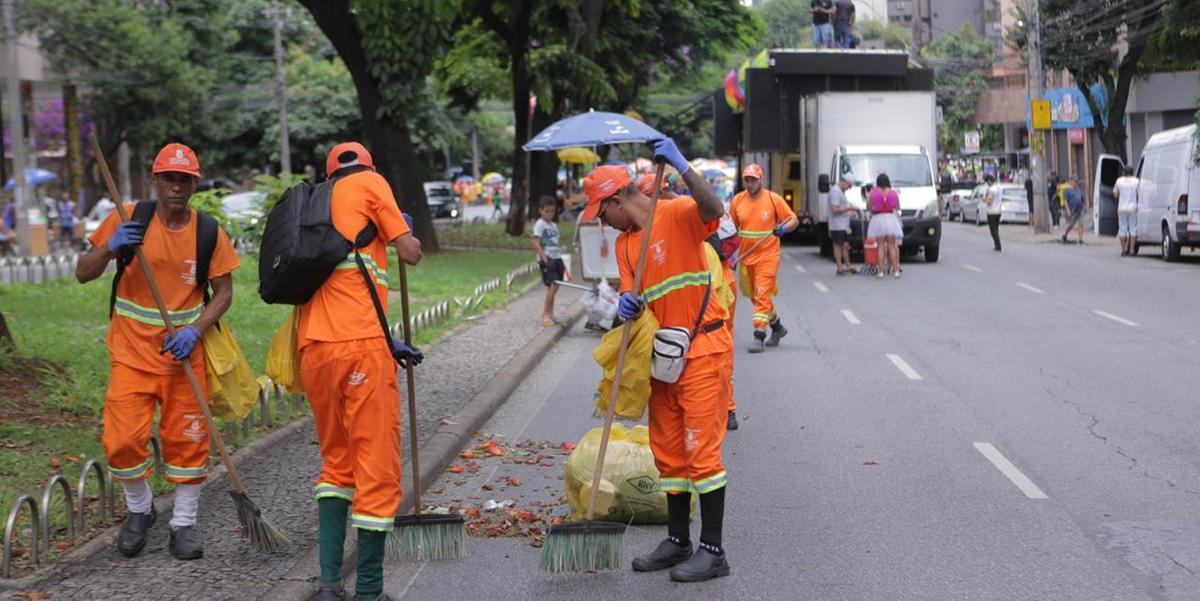 Mais de 1,4 mil garis estiveram nas ruas para garantir a limpeza das ruas durante o Carnaval em BH este ano (Fernando Michel / Hoje em Dia)