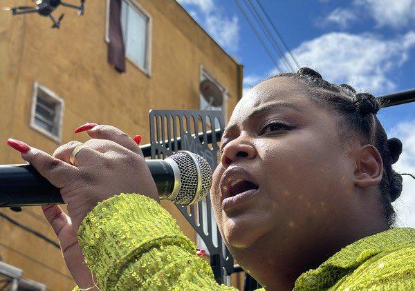 MC Carol solta a voz no Bloco Seu Vizinho (Caliandra / Divulgação)