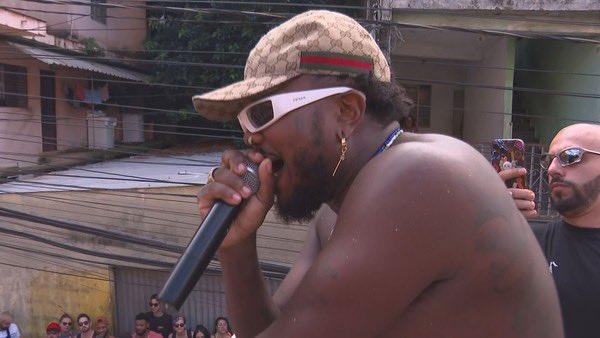 Rapper Djonga agita foliões no Aglomerado da Serra (Reprodução / TV Globo)