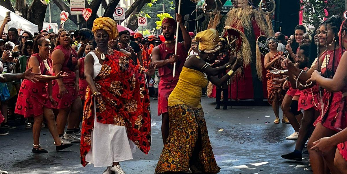 Criado há 8 anos, se apresenta com uma percussão envolvente, danças tradicionais e vestimentas que ressaltam a identidade e o orgulho da ancestralidade do povo preto (Pedro Melo / Hoje em Dia)